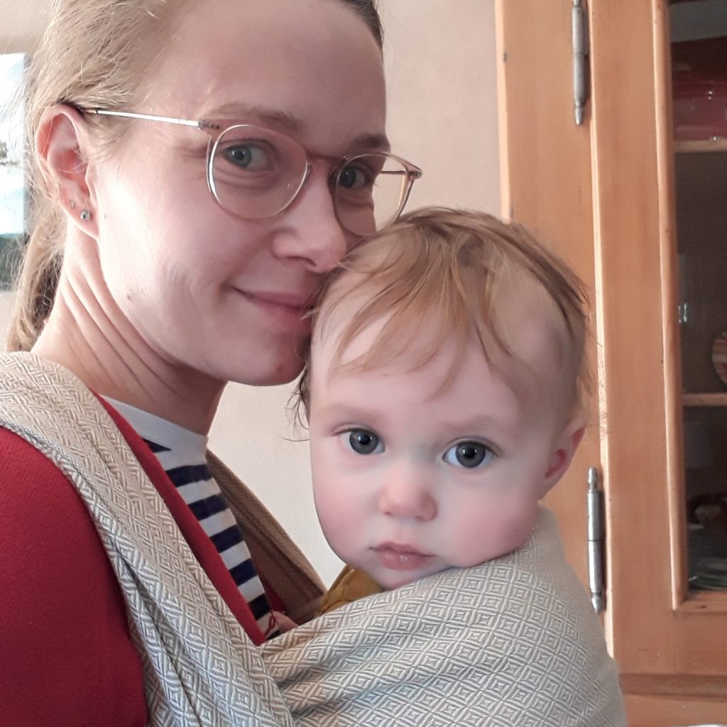 bébé en portage contre sa mère, écharpe de portage