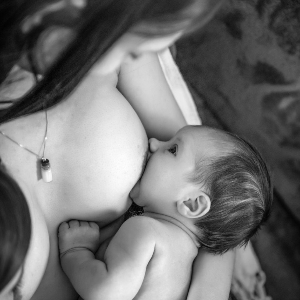 bébé qui tète, maman, nouveau-né, allaitement