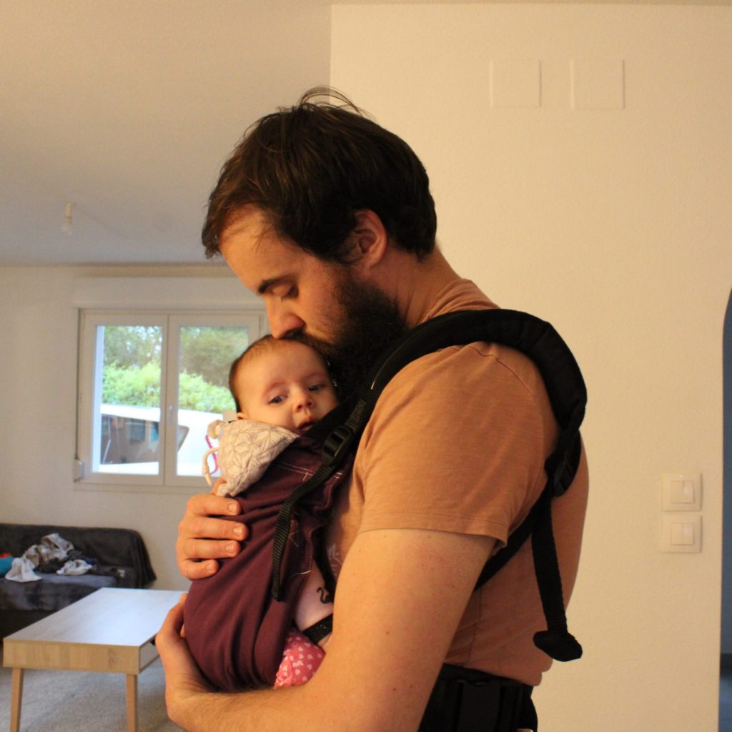 bébé en portage contre son père, préformé